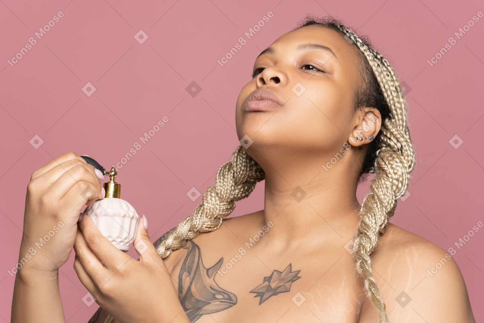 Mujer negra rociando perfume