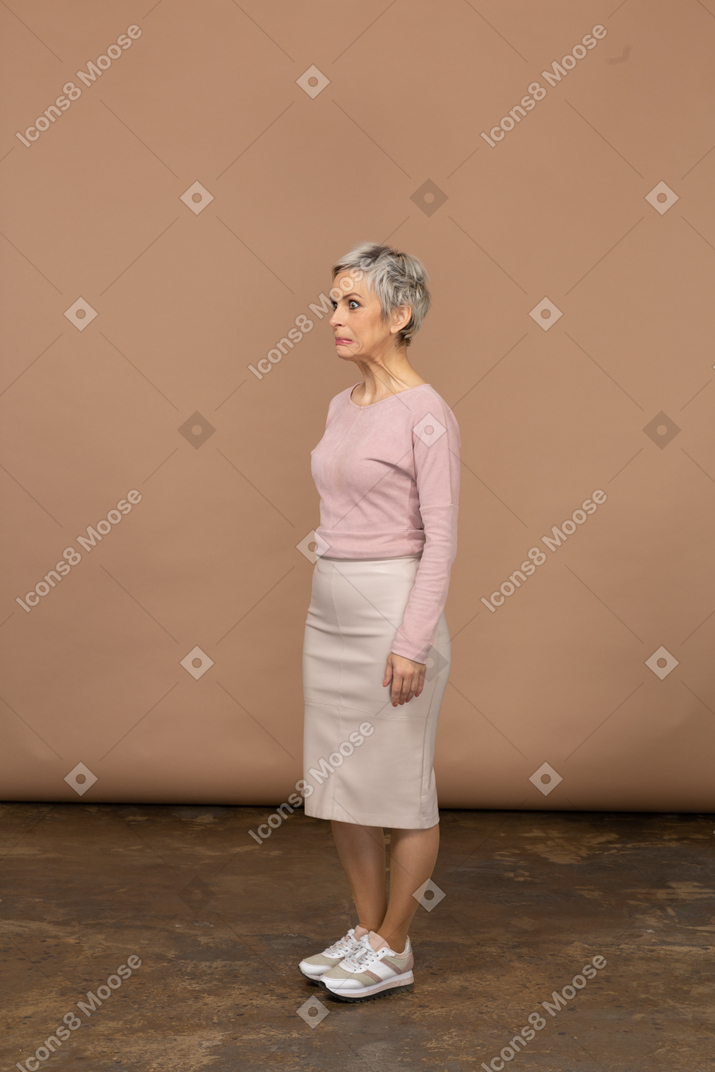 Mulher com roupas casuais em pé de perfil