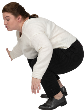 Vista lateral de una mujer de talla grande en ropa casual en cuclillas