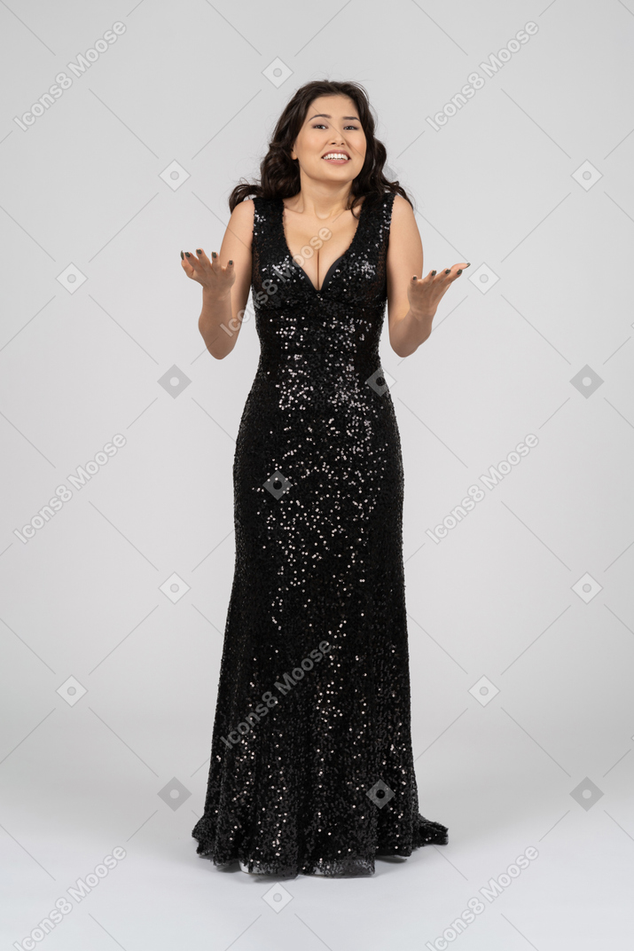 Femme vêtue d'une robe noire semble surprise