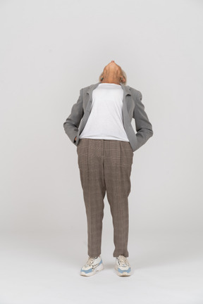 一位身着西装、向后倾斜的老妇人的前视图