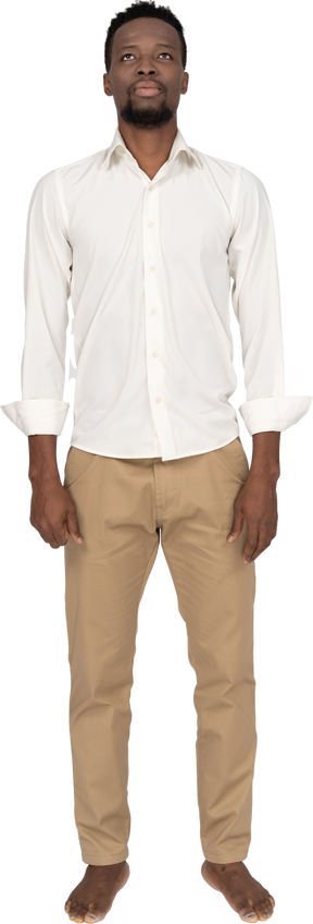 Mann im weißen hemd stehend