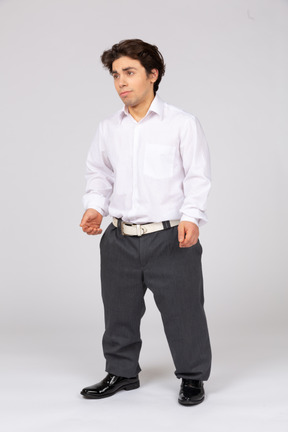 Молодой человек в деловой повседневной одежде смотрит вверх