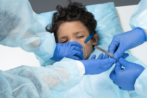Cirujano operando en niño