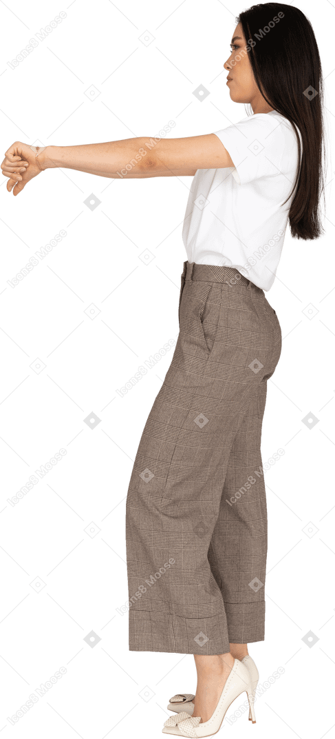 Vista lateral de una señorita en calzones y camiseta mostrando los pulgares hacia abajo