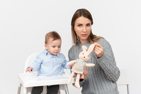 Olhe, seu coelhinho está com fome ... vamos alimentá-lo?