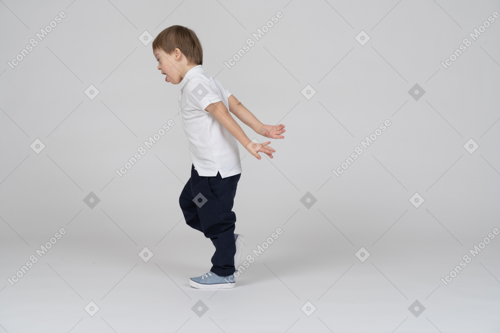 Маленький мальчик бежит с вытянутыми за спиной руками