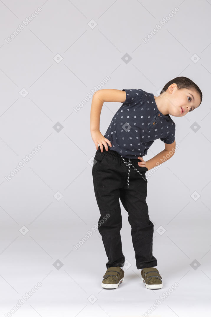 Vista frontal de um lindo menino em roupas casuais fazendo exercícios