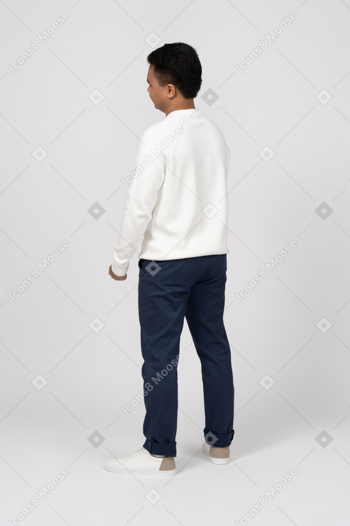 Homem em roupas casuais em pé