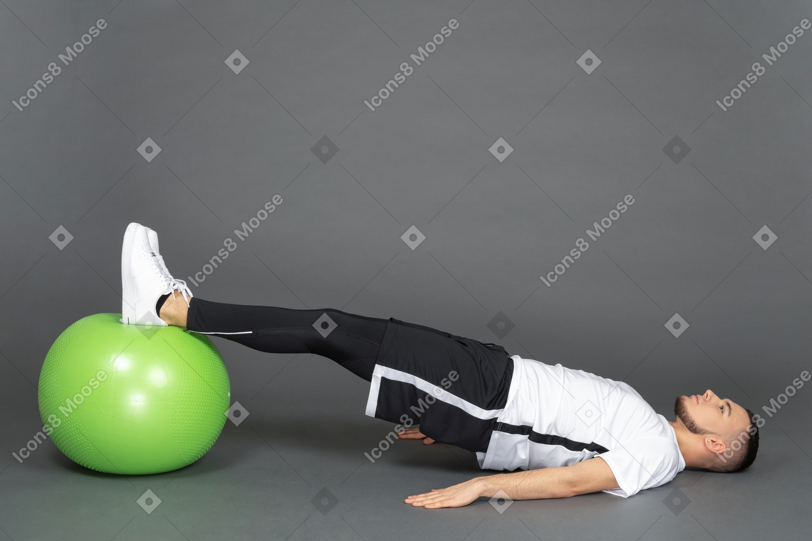 Jovem fazendo exercícios com uma fitball