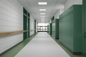 Casiers de couleur verte dans le hall du lycée