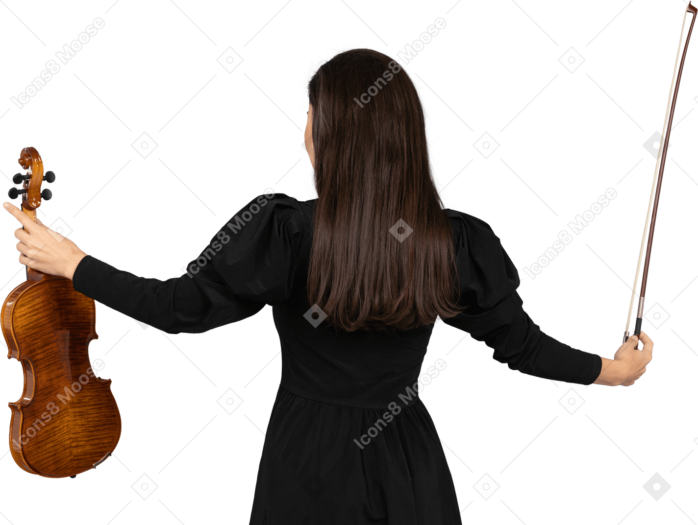 Rückansicht einer geigenspielerin im schwarzen kleid mit ausgebreiteten händen