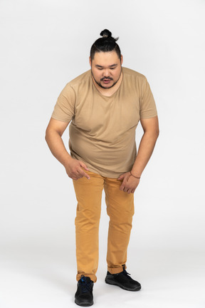 Homem asiático gordo com bigode e barba, curvando-se