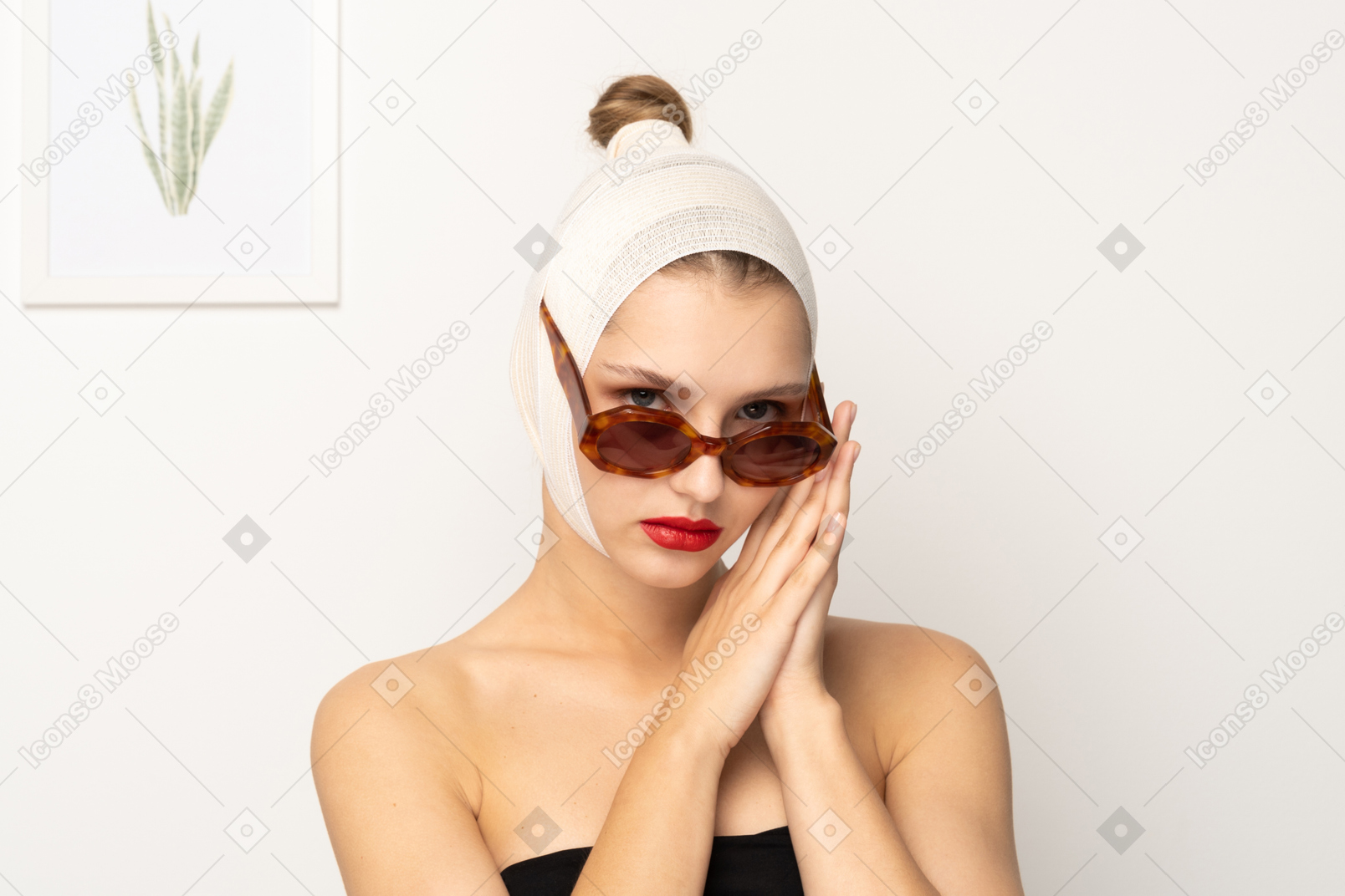 Mulher de óculos de sol, dobrando as mãos