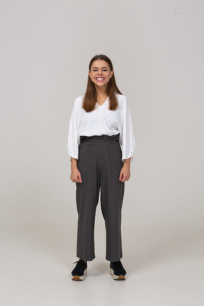 Vista frontal de uma jovem com roupa de escritório sorrindo