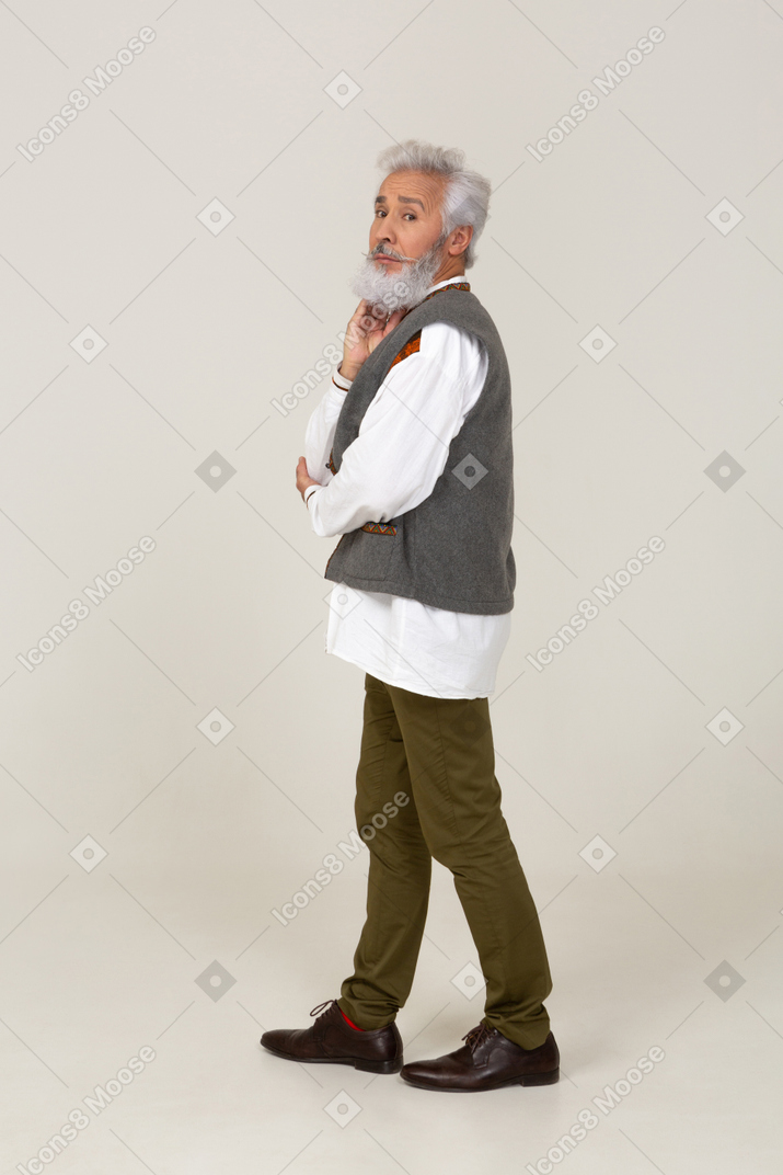 Vista lateral de un hombre con chaleco gris que parece nervioso