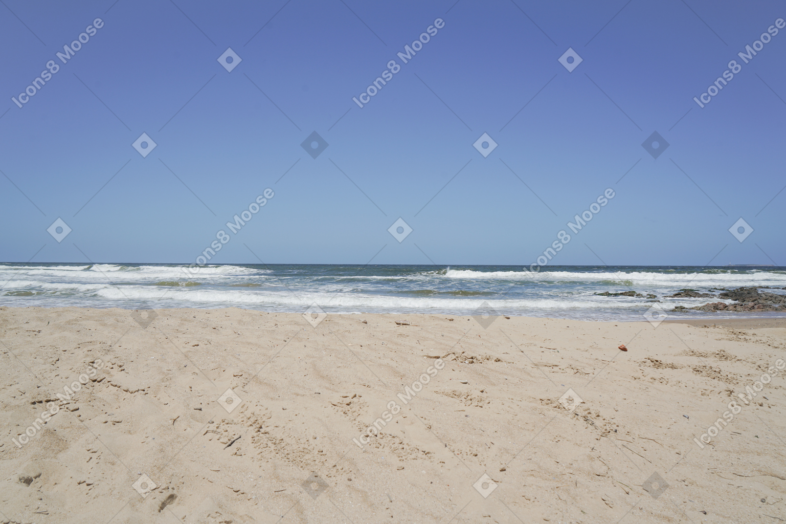 Берег моря в солнечный день с голубым небом