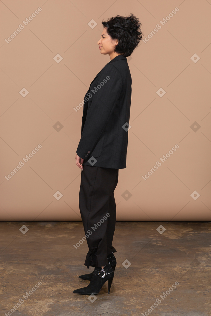Vista lateral de uma empresária descontente vestida de terno preto