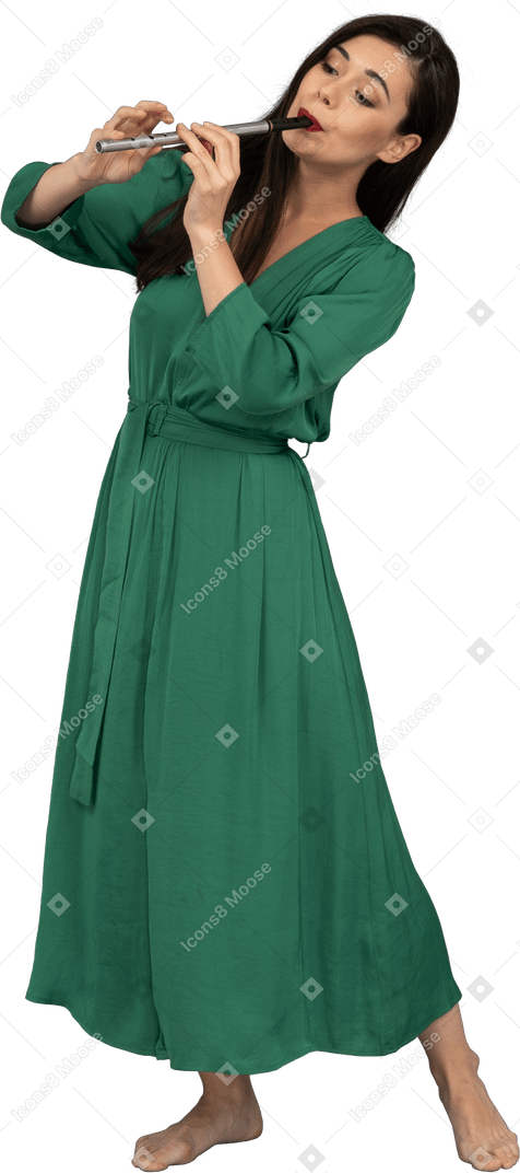 一位年轻的女士，穿着绿色的长笛，向后倾斜时的四分之三的视图
