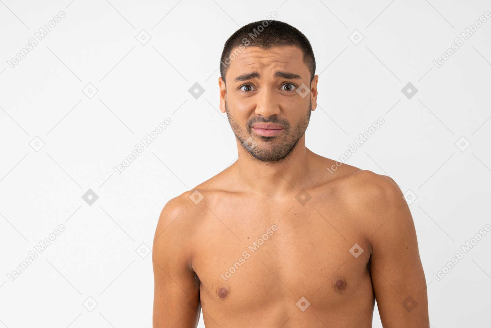 Verwirrter junger mann mit nacktem oberkörper