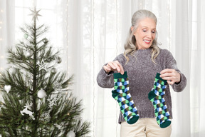 Alte frau bekam ausgezeichnete socken für weihnachten