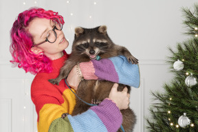 Un mapache es un bonito regalo para navidad