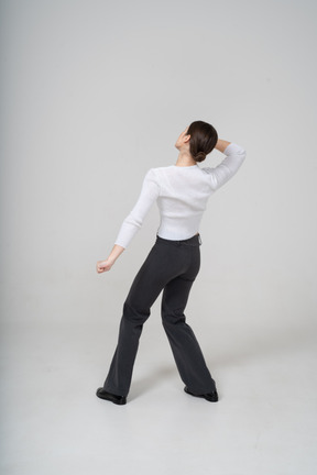 Vista posteriore di una donna in abito che balla