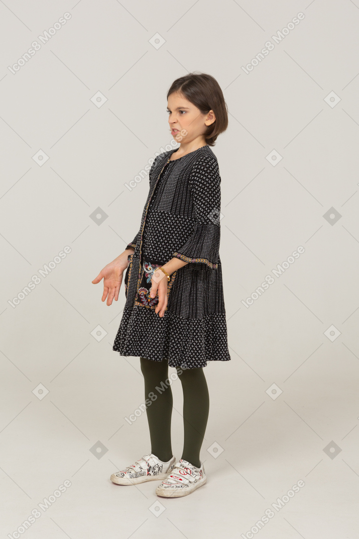 Vista di tre quarti di una perplessa interrogante bambina vestita