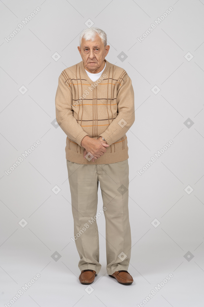 Vorderansicht eines alten mannes in freizeitkleidung, der in die kamera schaut