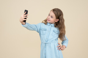 귀여운 소녀는 selfie 만들기