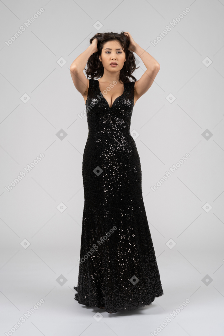 Linda mulher asiática em vestido de noite preto