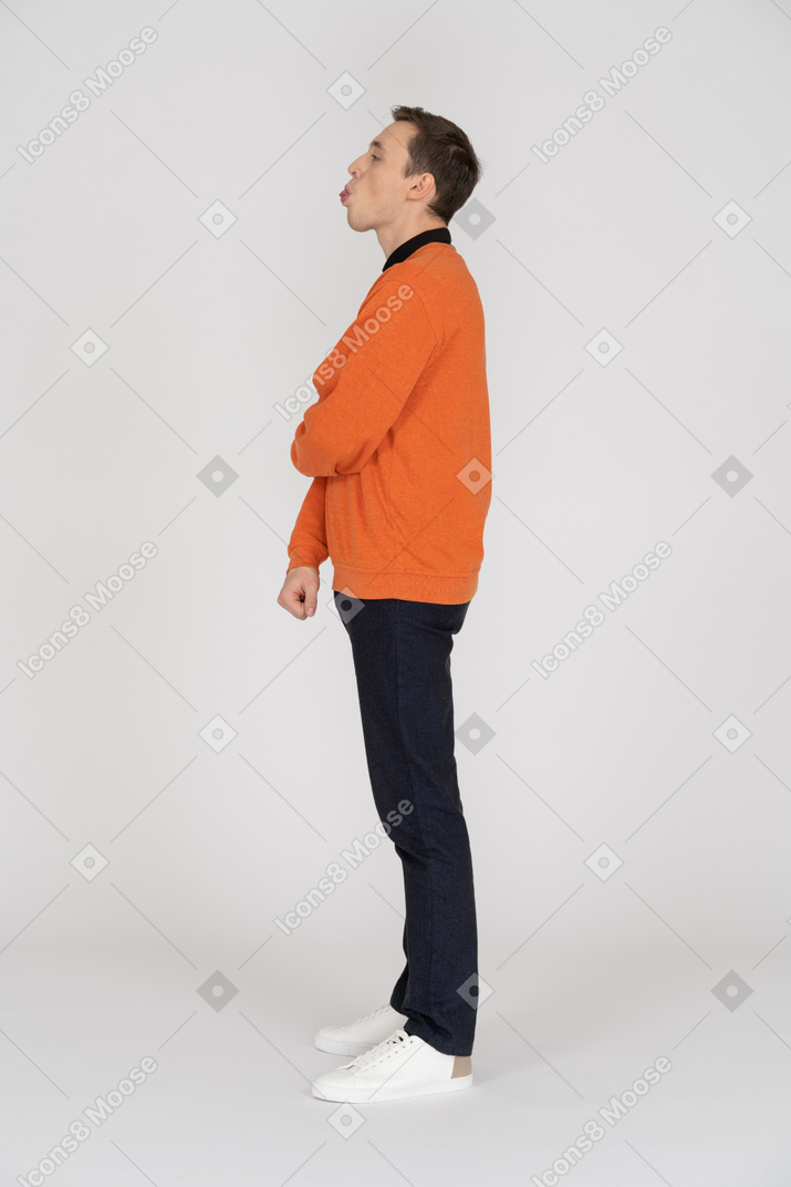 Vista laterale di un uomo in maglione arancione