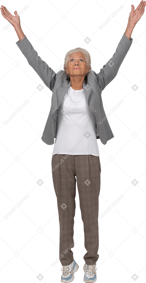 一位身着西装、双臂高举的老妇人的前视图