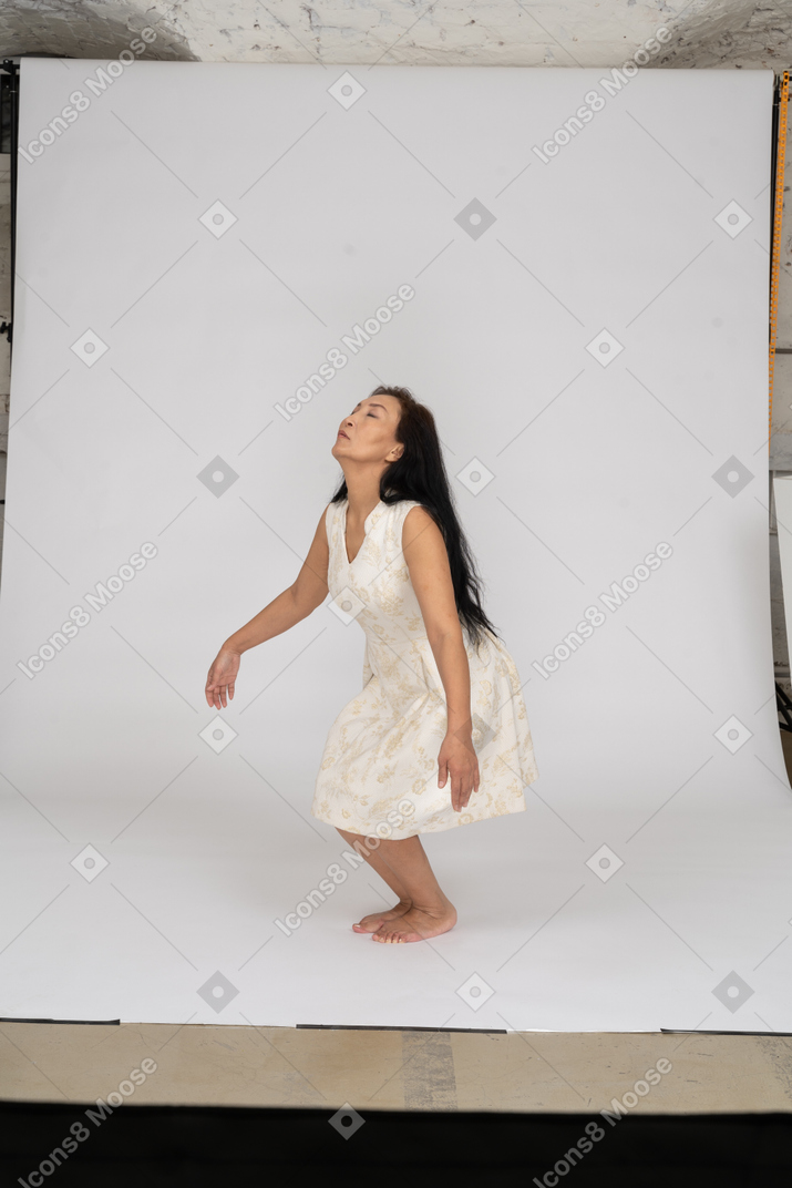 Femme en belle robe sautant