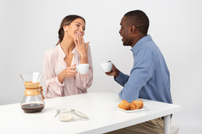 Le café a meilleur goût si je le prends avec vous