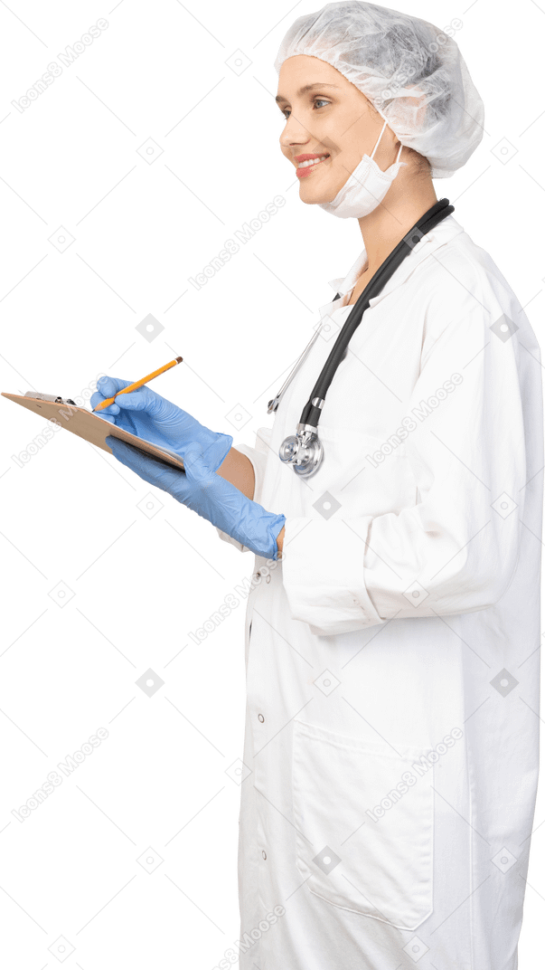 Vista laterale di una giovane dottoressa che prende appunti sul suo tablet