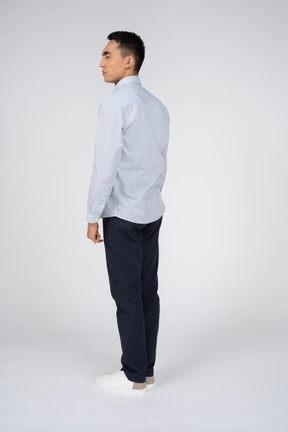 Uomo in abiti casual in piedi