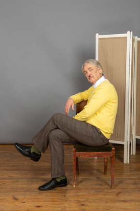 Homem de meia idade sentado em uma posição relaxada