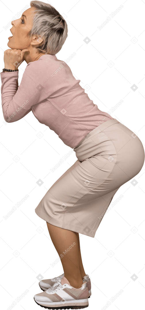 Vista lateral de uma mulher emocional em roupas casuais agachada