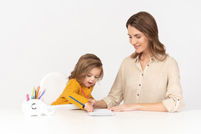 Jeune maman et une petite fille