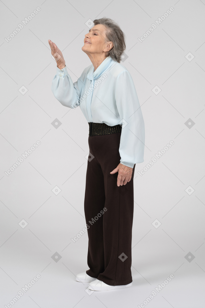 一位老妇人高兴地打手势的侧视图