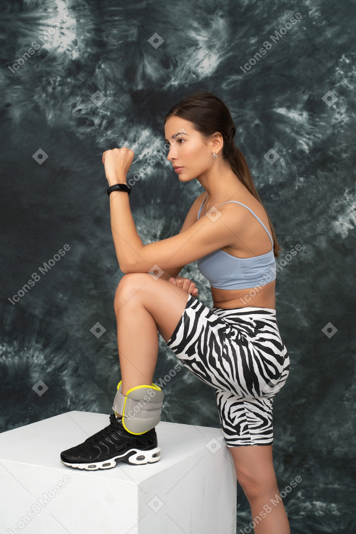 Jeune femme avec tracker de fitness après l'entraînement