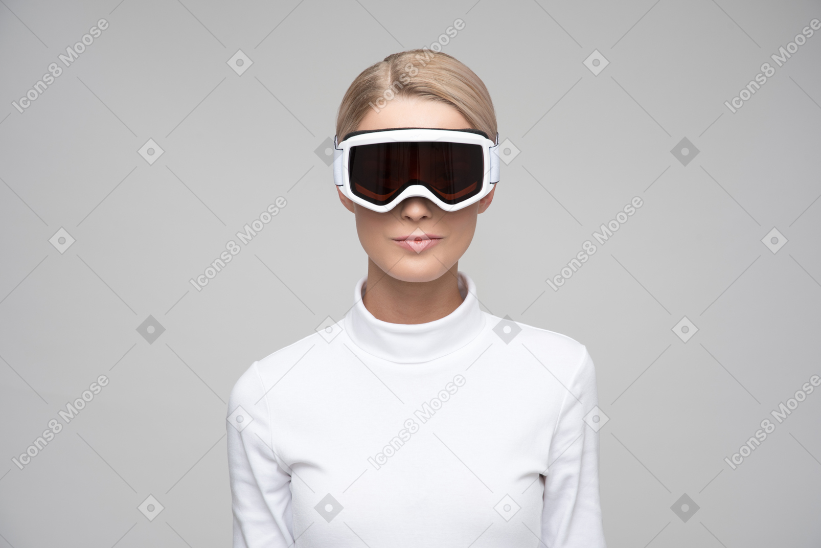 Adjusting ski goggles