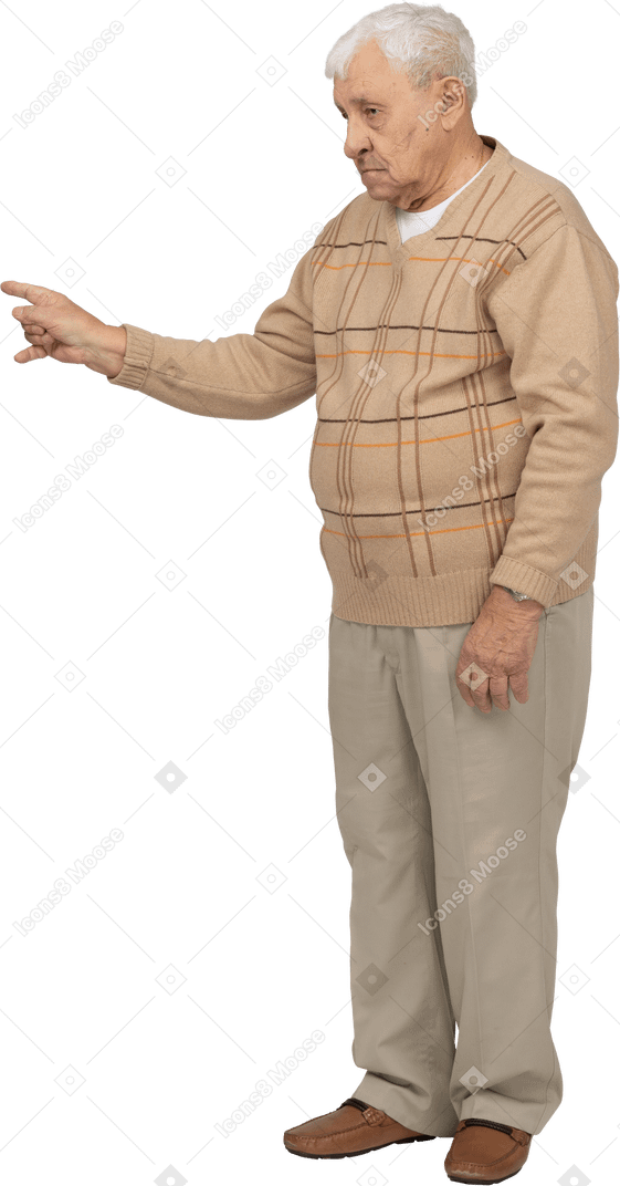 Seitenansicht eines alten mannes in freizeitkleidung, der mit dem finger zeigt