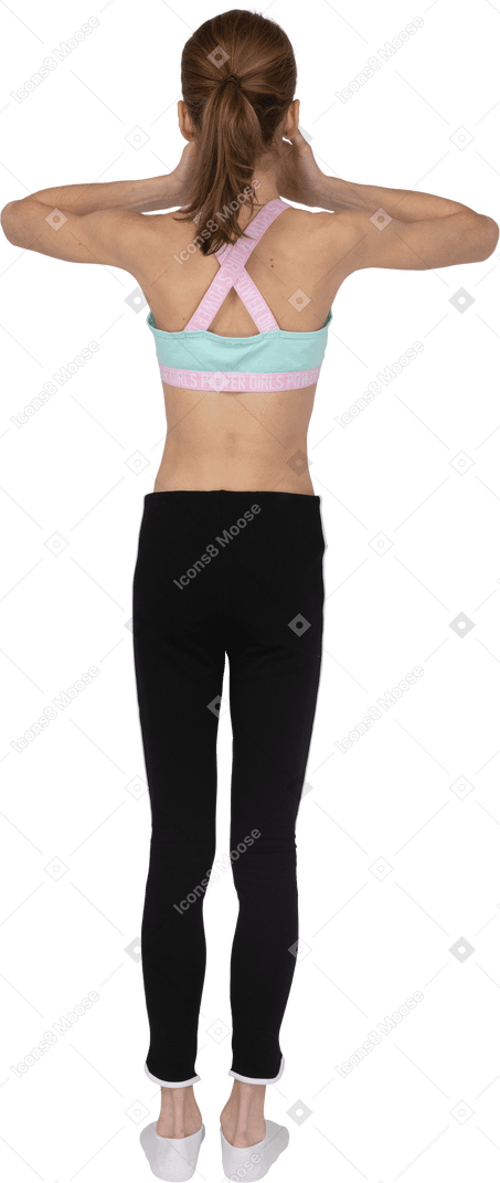 Vista traseira de uma adolescente em roupas esportivas levantando as mãos e escondendo a boca