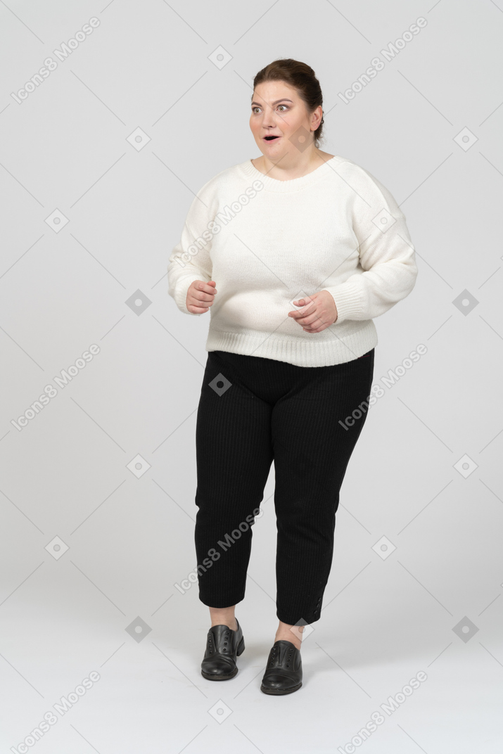 Sorprendida mujer de talla grande en ropa casual