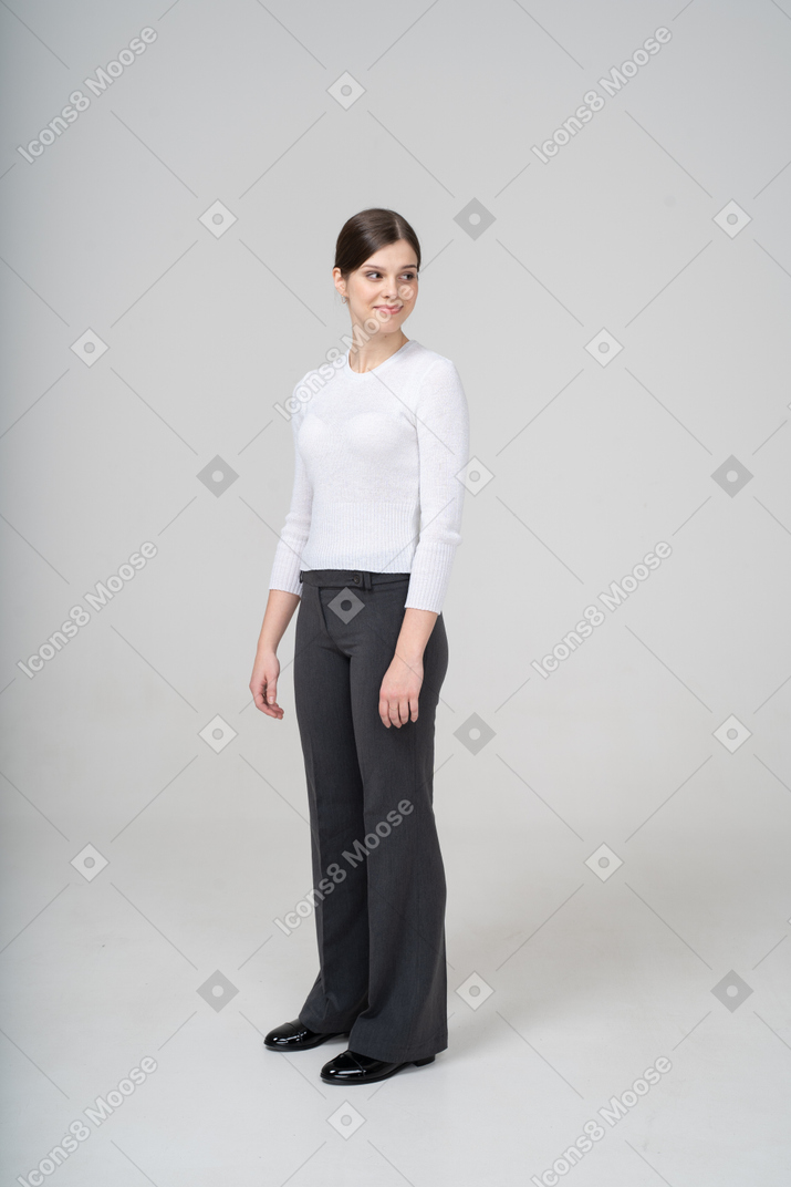 一个穿着白色衬衫和黑色裤子的女人的前视图