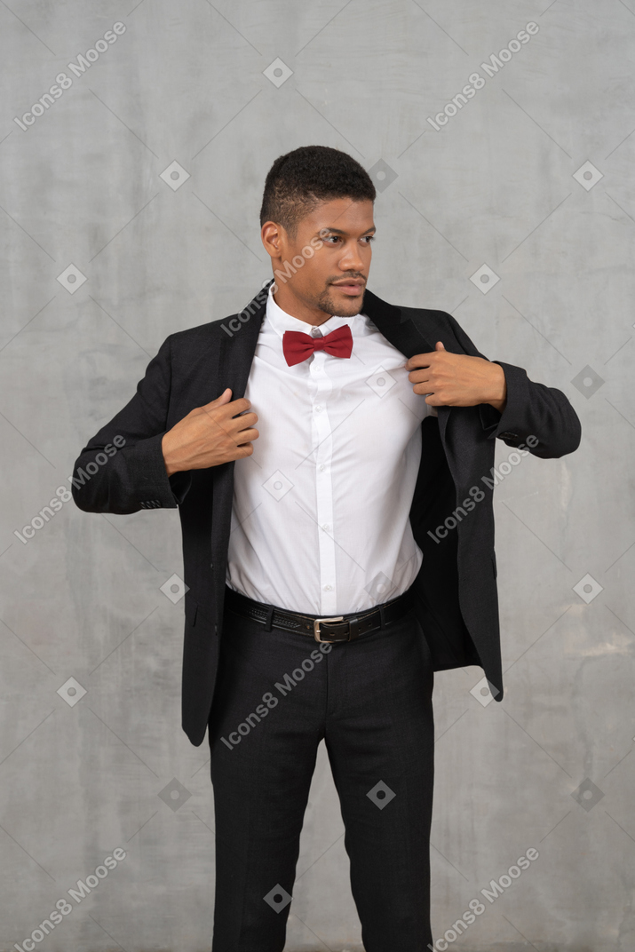 Mann im schwarzen anzug posiert