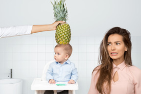 Madre e figlio in bagno