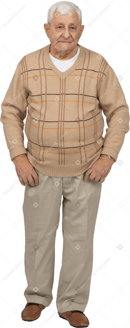 Vista frontal de un anciano con ropa informal haciendo muecas